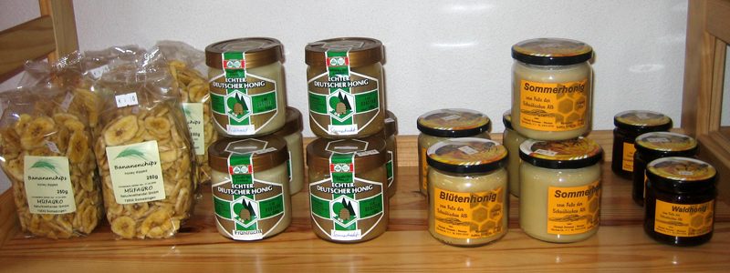 Aufgeschnittene Banane mit Honig